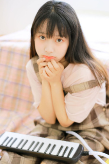 美女一边吻胸一边亲